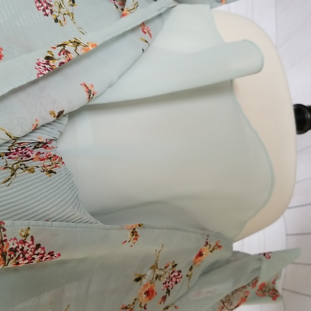 Pleione Pleated Floral Top - Picture 11 of 15